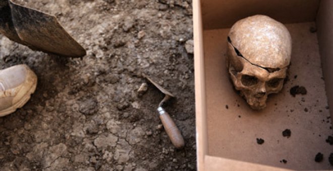 Un cráneo exhumado recientemente en la fosa del cementerio de San Rafael, en Málaga. - LAURA LEÓN