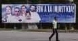 Un hombre camina frente a una valla con la imagen del llamado grupo de "Los Cinco" hoy, miércoles 17 de diciembre de 2014, en La Habana (Cuba).