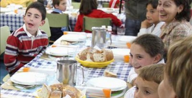 Unos niños esperan que les sirvan la comida en el comedor del colegio. EFE