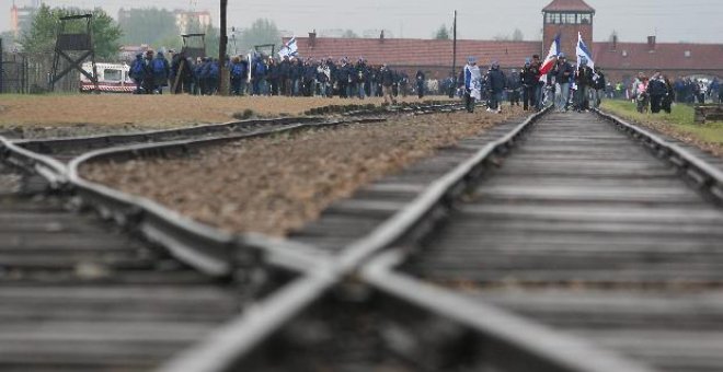 Vías del tren frente al antiguo campo de concentración nazi de Auschwitz, en Polonia.