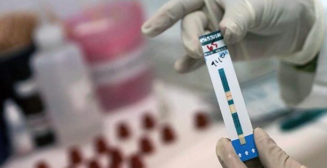 El primer medicamento de una nueva familia de antirretrovirales contra el VIH, destinado inicialmente a pacientes resistentes a los tratamientos actuales, se comercializará en España a partir de febrero, tras ser aprobado por la Agencia Española de Medica