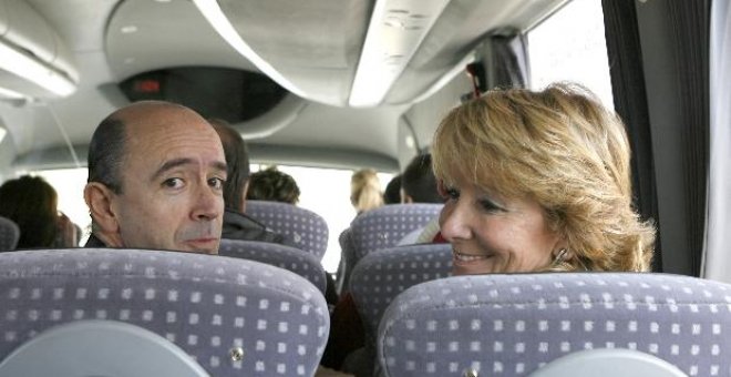 La presidenta de la Comunidad, Esperanza Aguirre, y el consejero de Sanidad, Manuel Lamela, se dirigen en autobús a la inauguración del centro de salud del Ensanche de Vallecas en marzo pasado.