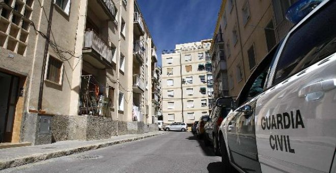 Un coche de la Guardia Civil hace guardia frente a una vivienda de Alicante donde se registro un caso de violencia machista el pasado mes de marzo.