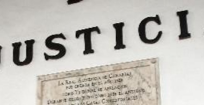 En la imagen, la palabra justicia se lee en la puerta de la Audiencia provincial de Las Palmas.