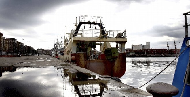 Un pesquero permanece amarrado hoy en el puerto de Santander durante una jornada en la que el 80% de la flota cántabra no ha salido a faenar ante la subida del precio de los carburantes.