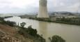 Vista del río Ebro a su paso por la localidad tarraconense de Ascó, con la Central Nuclear a lo lejos.