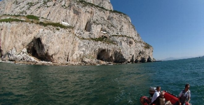 Cuevas de Gorham (izquierda) y Vanguard (derecha), en el peñón de Gibraltar. CLIVE FINLAYSON