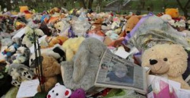 Homenaje en un cementerio de Londres a un niño víctima del abuso. / AFP