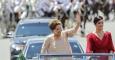 La presidenta brasileña, Dilma Rousseff (i), junto a su hija, Paula (d), saluda a bordo de un Rolls Royce hoy, jueves 1 de enero de 2015 durante un corto recorrido mientras se dirige al Palacio de Planalto, para la ceremonia de investidura en Brasilia
