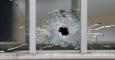 El impacto de una bala en una de las ventanas de las oficinas del semanario satírico francés 'Charlie Hebdo'. REUTERS/Jacky Naegelen