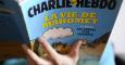Imagen de archivo fechada el 2 de enero de 2013 que muestra una edición especial del periódico satírico francés 'Charlie Hebdo', que había sido objeto de amenazas por haber publicado caricaturas de Mahoma. EFE/Yoan Valat