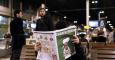 Un hombre lee la nueva edición del semanario satírico 'Charlie Hebdo' en la estación de Lyon en París . EFE/Yoan Valat