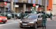 Agentes de la Guardia civil durante la operación llevada a cabo en Bilbao contra el denominado "frente de cárceles" de la banda terrorista ETA. EFE/LUIS TEJIDO