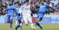 El jugador colombiano del Real Madrid, James Rodríguez, intenta pasar entre los jugadores del Getafe, el uruguayo Emiliano Daniel Velazquez,iz., y Juan Antonio Rodriguez,d., durante el partido de la decimonevena jornada de la Liga BBVA. /EFE