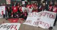 Representantes de la Plataforma de Afectados por la Hepatitis C han realizado hoy una concentración frente a la sede del Parlamento Europeo en Bruselas para exigir los medicamentos para el tratamiento