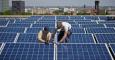 Dos operarios instalan paneles solares sobre el tejado de un edificio. EFE (Archivo)