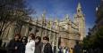 Un grupo de turista posa para una foto junto a la Catedral de Sevilla. REUTERS/Marcelo del Pozo