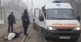 Una ambulancia estaciona junto al cadáver de un civil tras el ataque en la ciudad de Mariuopol. -REUTERS/Nikolai Ryabchenko