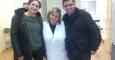 Ada Colau y Gerardo Pisarello con Nenny Nikolau, una dentista voluntaria de la clínica social de Atenas.