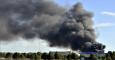 Una columna de humo sale del lugar del accidente tras estrellarse un avión F-16 griego en la base aérea de Los Llanos (Albacete).  EFE/Manu