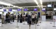 Pasajeros en la cola de un aeropuerto. /REUTERS