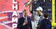 Tom Brady, de los Patriots, levanta el trofeo de campeones de la Super Bowl. /REUTERS