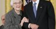 Foto de la escritora Harper Lee de 2007, con el entonces presidente de EEUU George W. Bush, tras recibir la Medalla de la Libertad, en la Casa Blanca. REUTERS/Larry Downing/Files