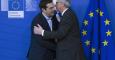 El presidente de la Comisión Europea, Jean-Claude Juncker, saluda al primer ministro griego, Alexis Tsipras, a su llegada a Bruselas para reunirse con los representantes de las instituciones comunitarias. REUTERS/Yves Herman