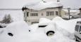 Plaza Mayor de Puebla de Lillo (León) con los coches y las casas cubiertos de nieve, tras varios días de nevadas a causa del temporal de frío que sufre casi todo el país. / EFE - J. Casares