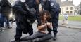 Dos agentes detienen a una activista de FEMEN. - EFE