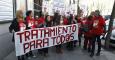 Miembros de la PLAFHC se manifiestan frente al Tribunal Supremo. EUROPAPRESS