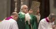 El Papa, durante la misa ofrecida este domingo en la Basílica de San Pedro. EFE