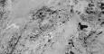 Con mayor detalle que nunca se observa la superficie del cometa Churyumov–Gerasimenko en una imagen tomada desde una altura de 8,9 kilómetros el 14 de febrero a las 15.15 (hora peninsular) durante el vuelo de máxima aproximación de la nave Rosetta. La dis