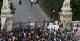 Cientos de indignados ante las puertas del Parque de la Ciutadella el 15 de junio de 2011. EFE