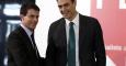 El secretario general del PSOE, Pedro Sánchez (d), saluda al primer ministro francés, Manuel Valls (i), a su llegada a la cumbre que celebran hoy unos cuarenta líderes socialdemócratas en Madrid. ANGEL DÍAZ / EFE