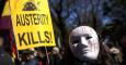Una manifestante en la marcha de Madrid con una máscara y una pancarte que, en inglés, dice 'La austeridad mata'. REUTERS/Andrea Comas
