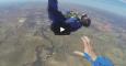 Sufre una crisis epiléptica mientras hace paracaidismo a 9.000 pies de altura - Vídeo