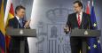 El presidente de Colombia, Juan Manuel Santos, aplaude al presidente del Gobierno, Mariano Rajoy, durante su rueda de prensa conjunta en el Palacio de la Moncloa.  REUTERS/Andrea Comas