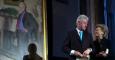 El expresidente de EEUU Bill Clinton y su mujer Hillary Clinton junto al retrato