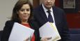 La vicepresidenta Soraya Sáenz de Santamaría, junto al ministro del Interior, Jorge Fernández Díaz, a su llegada a la rueda de prensa tras la reunión del Consejo de Ministros. EFE/Sergio Barrenechea