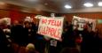 Una veintena de personas irrumpe un acto de Ana Botella con pancartas en las que se lee "Botella culpable"./ Twitter Plataforma de Afectados por la Hipoteca