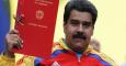 El presidente de Venezuela, Nicolás Maduro, sostiene el documento con la "ley habilitante antiimperialista", que le otorga poderes especiales. REUTERS