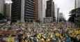 Opositores brasileños participan en una manifestación contra la presidenta Dilma Rousseff en Sao Paulo (Brasil). EFE/SEBASTIÃO MOREIRA