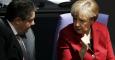 La canciller alemana Angela Merkel conversa con el ministro de Economía, Sigmar Gabriel, durante el debate de este jueves en el Bundestag. REUTERS/Fabrizio Bensch