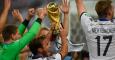 Götze, con la Copa del Mundo junto a los jugadores alemanes tras la final del Mundial de Brasil. AFP / ODD ANDERSEN