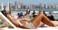 Turistas toman el sol en la playa del Postiguet, en Alicante. (EFE/ARCHIVO)