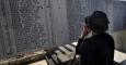 Una persona contempla la placa conmemorativa de las víctimas que las tropas nazis causaron en el pueblo de Distomo al noroeste de Atenas. - REUTERS