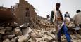 Un hombre entre los escombros de una casa derruida por un bombardeo en el pueblo de Okash, cerca de Saná. - REUTERS