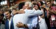 Pedro Sánchez y Felipe González se abrazan en una imagen de archivo . / EFE
