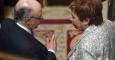 El ministro de Hacienda, Cristóbal Montoro, conversa con la vicepresidenta del Congreso, Celia Villalobos, al inicio del pleno del Congreso de los Diputados. EFE/Fernando Alvarado